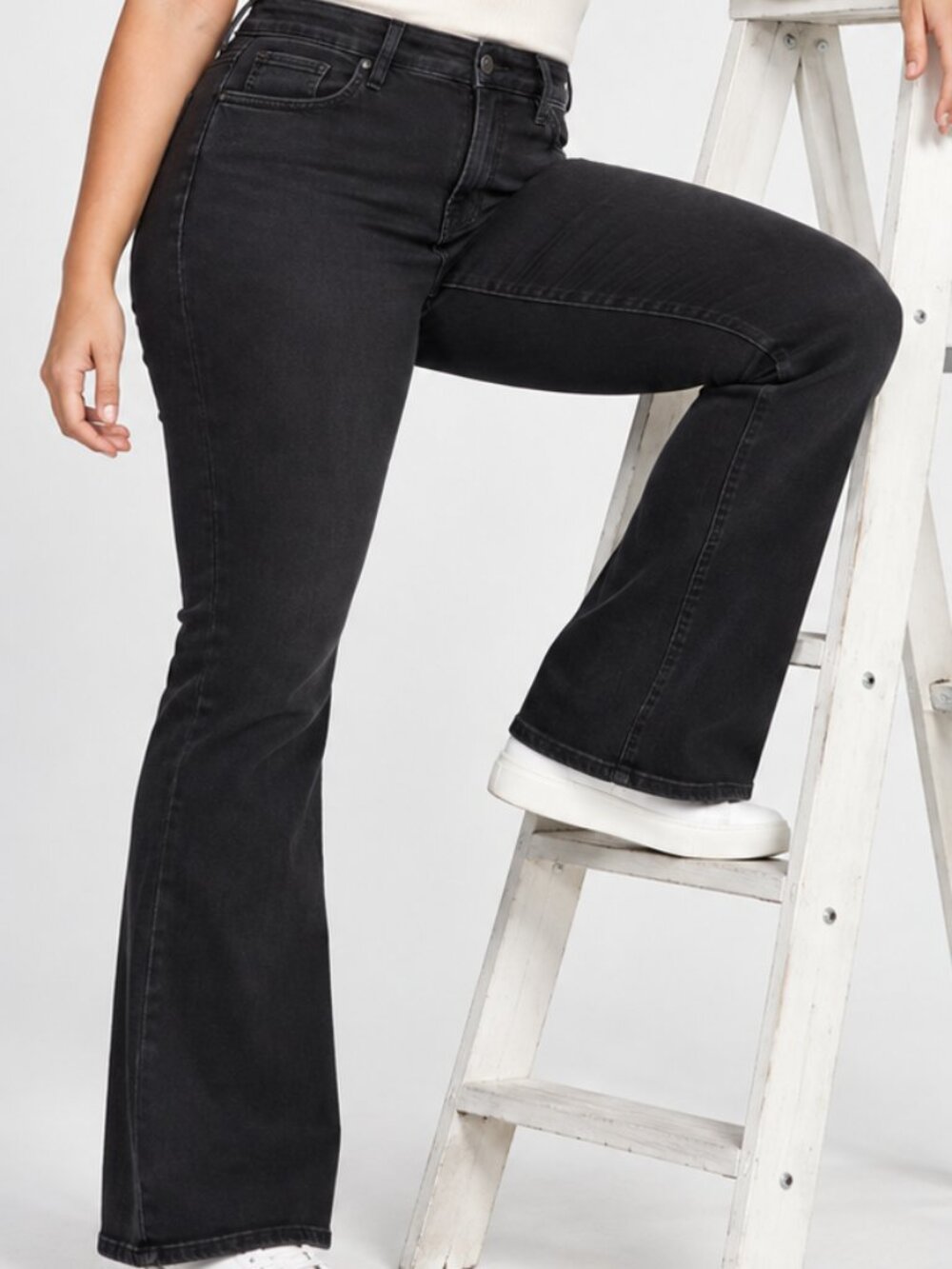 Old Navy Women's Mid-rise WOW Black Boot Cut Jeans, Size 12